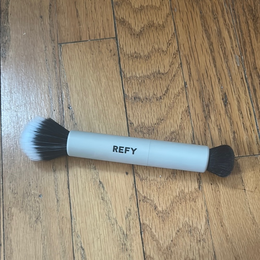 REFY Dual-Ended Brush with Black and White Bristles